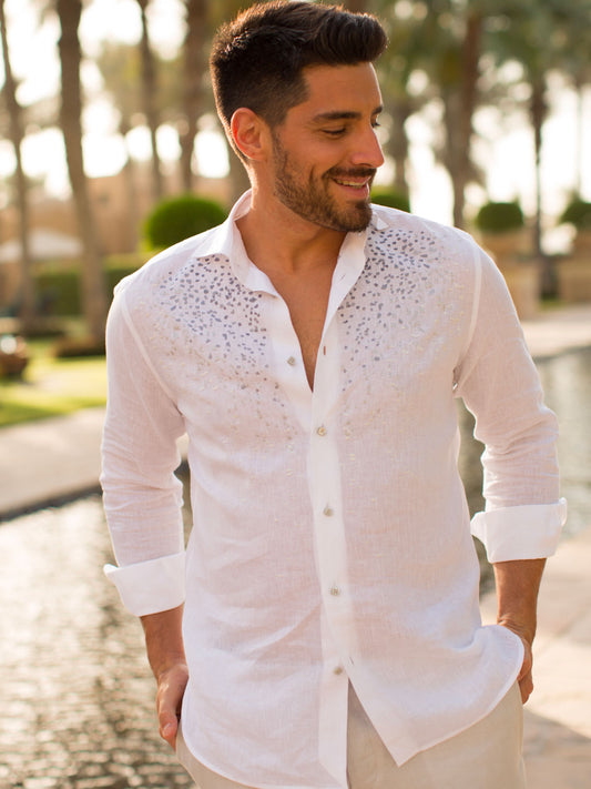 Camicia Coffee 100% Capri white linen shirt worn by model