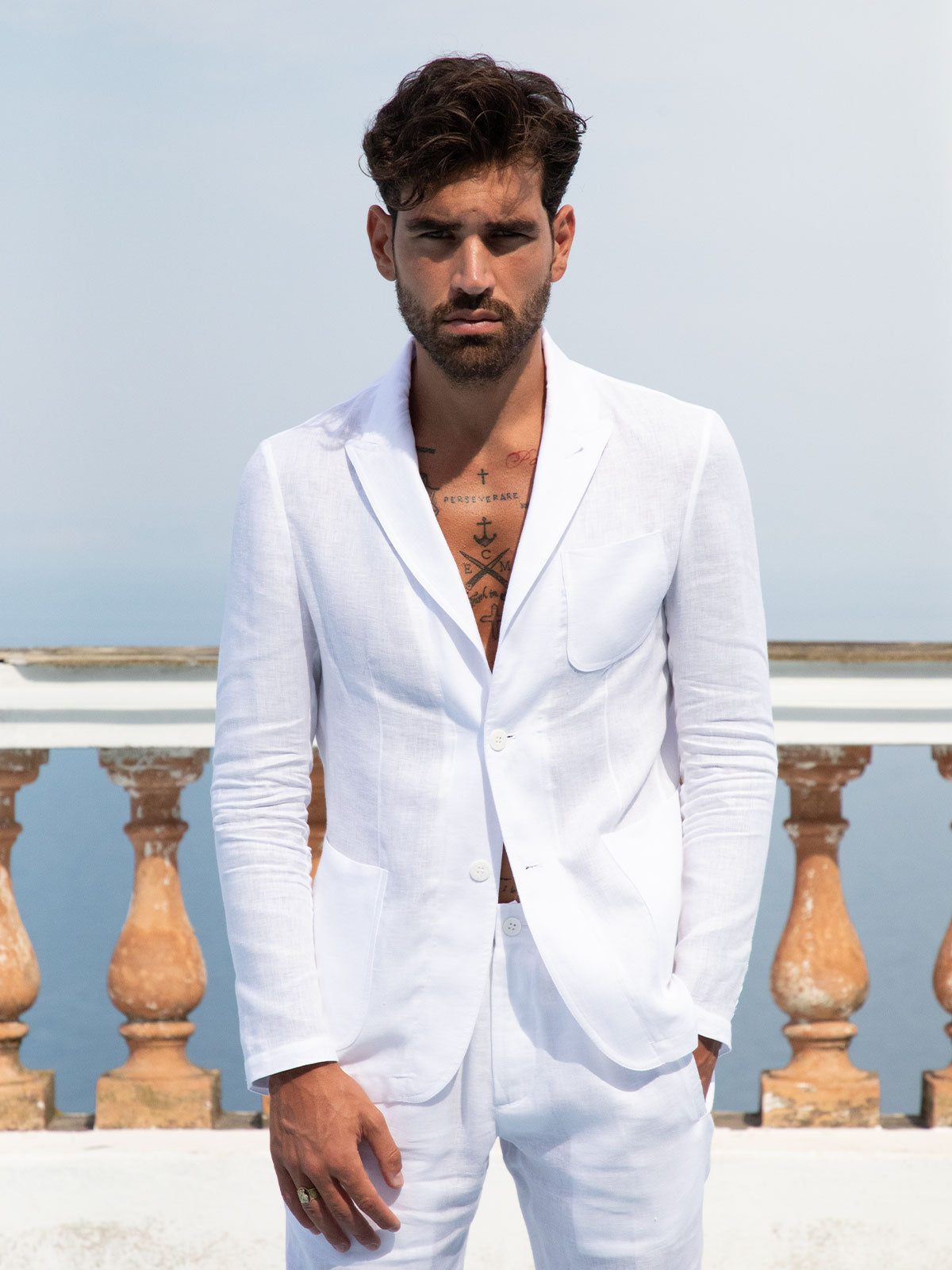 Giacca St. Tropez 100% Capri white linen jacket for man worn by model  Giacca St. Tropez 100% Capri white linen jacket for man worn by model