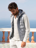 Gilet Cappuccio 100% Capri light grey linen gilet worn by model Gilet Cappuccio 100% Capri light grey linen gilet worn by model