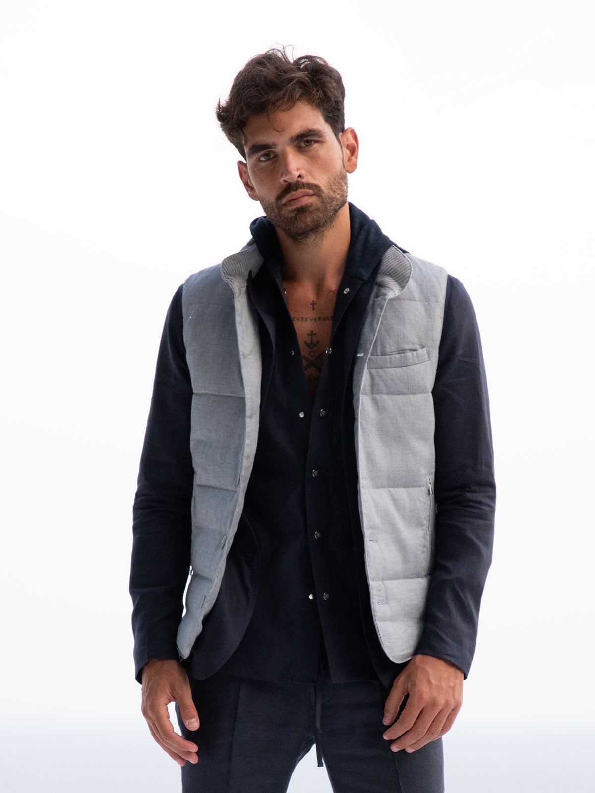 Gilet Cappuccio 100% Capri light grey linen gilet worn by model Gilet Cappuccio 100% Capri light grey linen gilet worn by model
