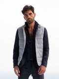 Gilet Cappuccio 100% Capri light grey linen gilet worn by model Gilet Cappuccio 100% Capri light grey linen gilet worn by model