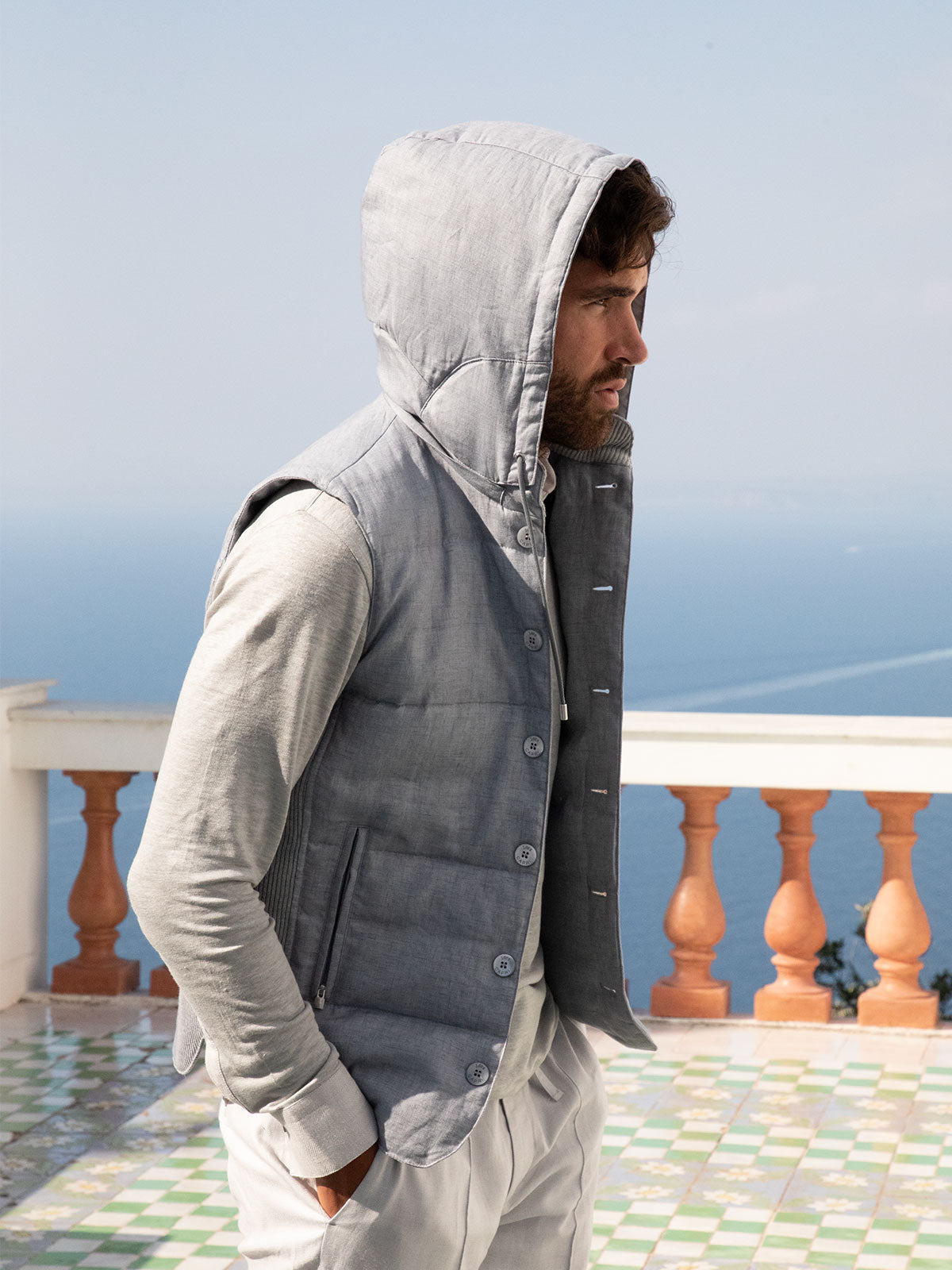 Gilet Cappuccio 100% Capri light grey linen gilet worn by model Gilet Cappuccio 100% Capri light grey linen gilet worn by model