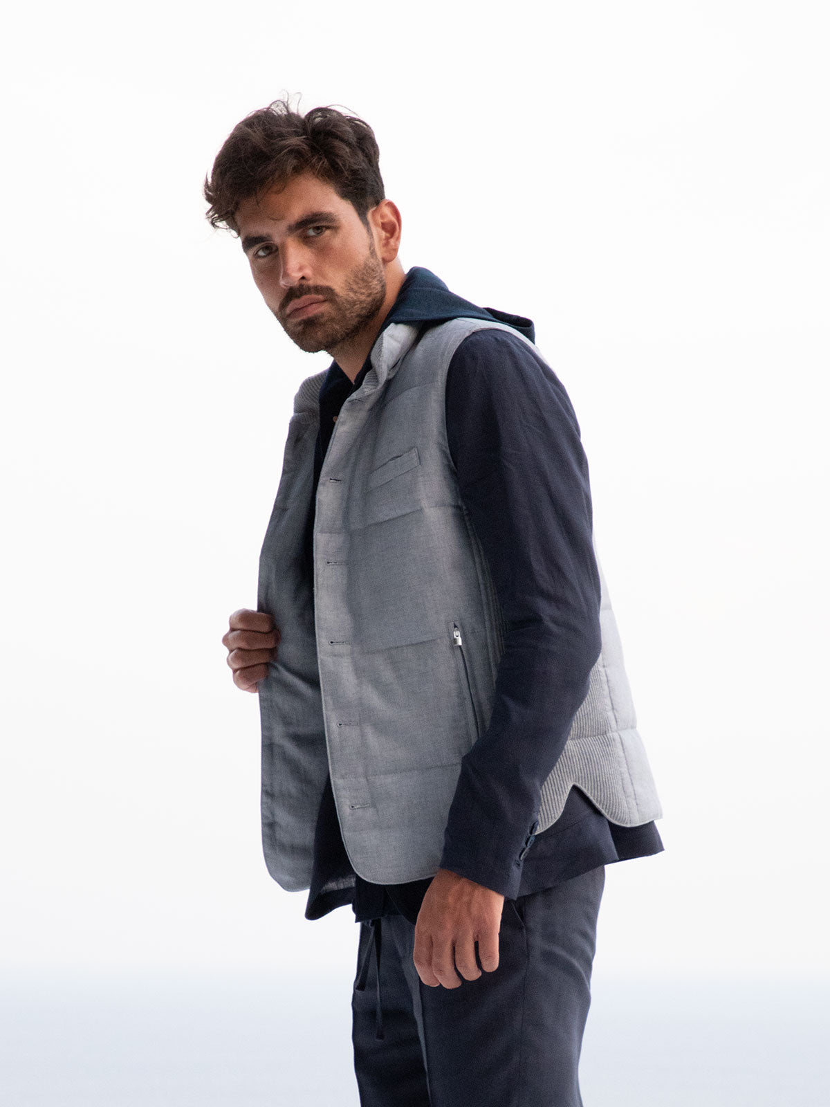 Gilet Cappuccio 100% Capri light grey linen gilet worn by model Gilet Cappuccio 100% Capri light grey linen gilet worn by model