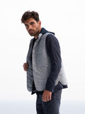 Gilet Cappuccio 100% Capri light grey linen gilet worn by model Gilet Cappuccio 100% Capri light grey linen gilet worn by model