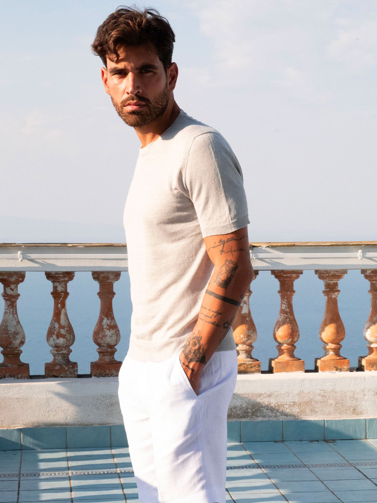 T-Shirt M/C 100% Capri light grey linen t-shirt worn by model T-Shirt M/C 100% Capri light grey linen t-shirt worn by model