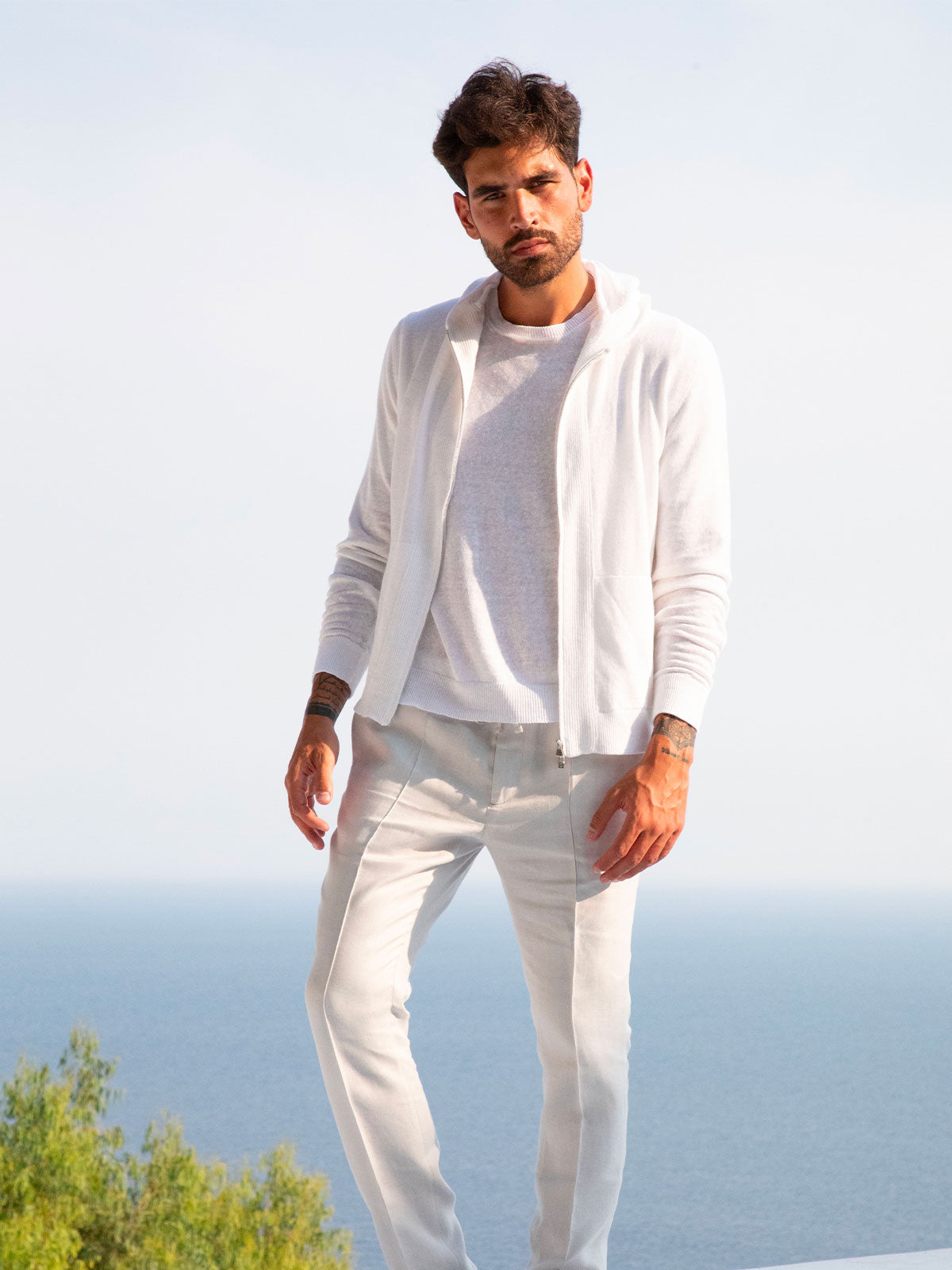 T-Shirt M/C 100% Capri white linen t-shirt worn by model