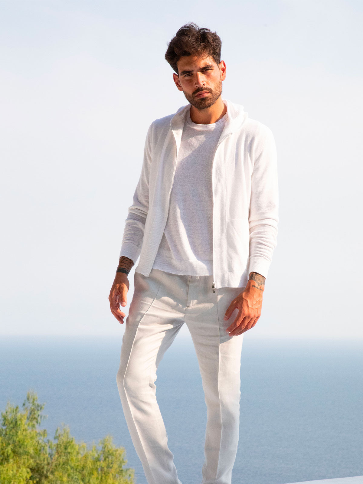 T-Shirt M/C 100% Capri white linen t-shirt worn by model T-Shirt M/C 100% Capri white linen t-shirt worn by model