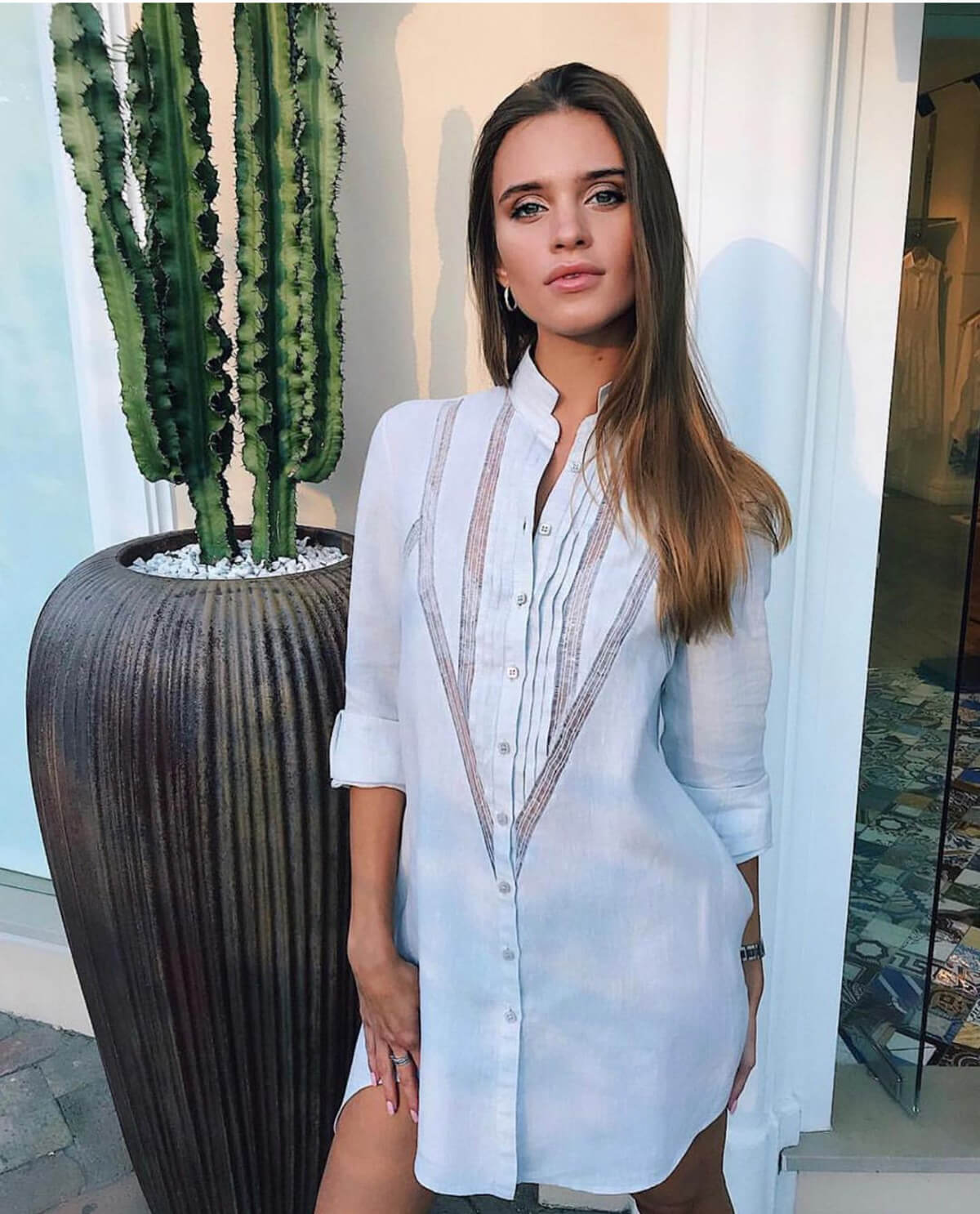 Camicia Royal 100% Capri white linen shirt worn by model