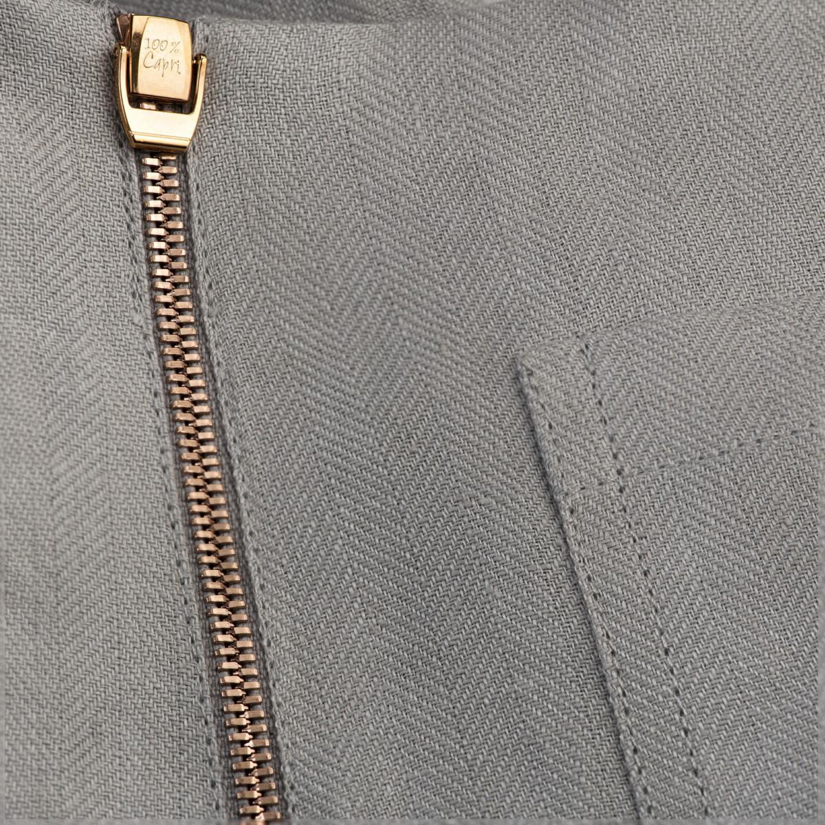 Short linen pants zip  for woman 100% Capri light grey linen pant detail Short linen pants zip  for woman 100% Capri light grey linen pant detail