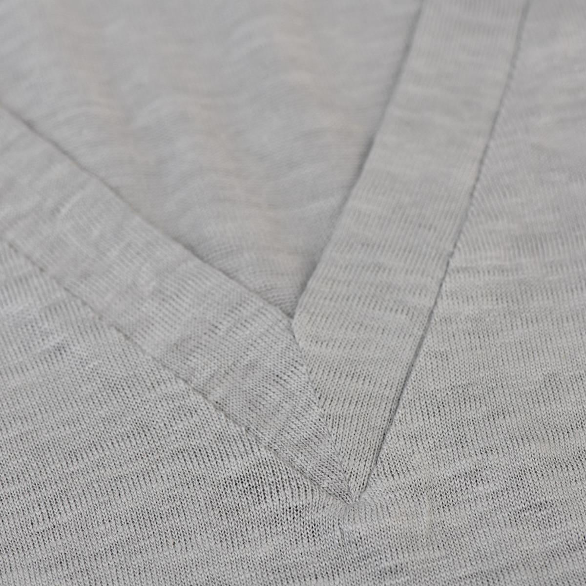 Top V for woman 100% Capri linen light grey top detail Top V for woman 100% Capri linen light grey top detail