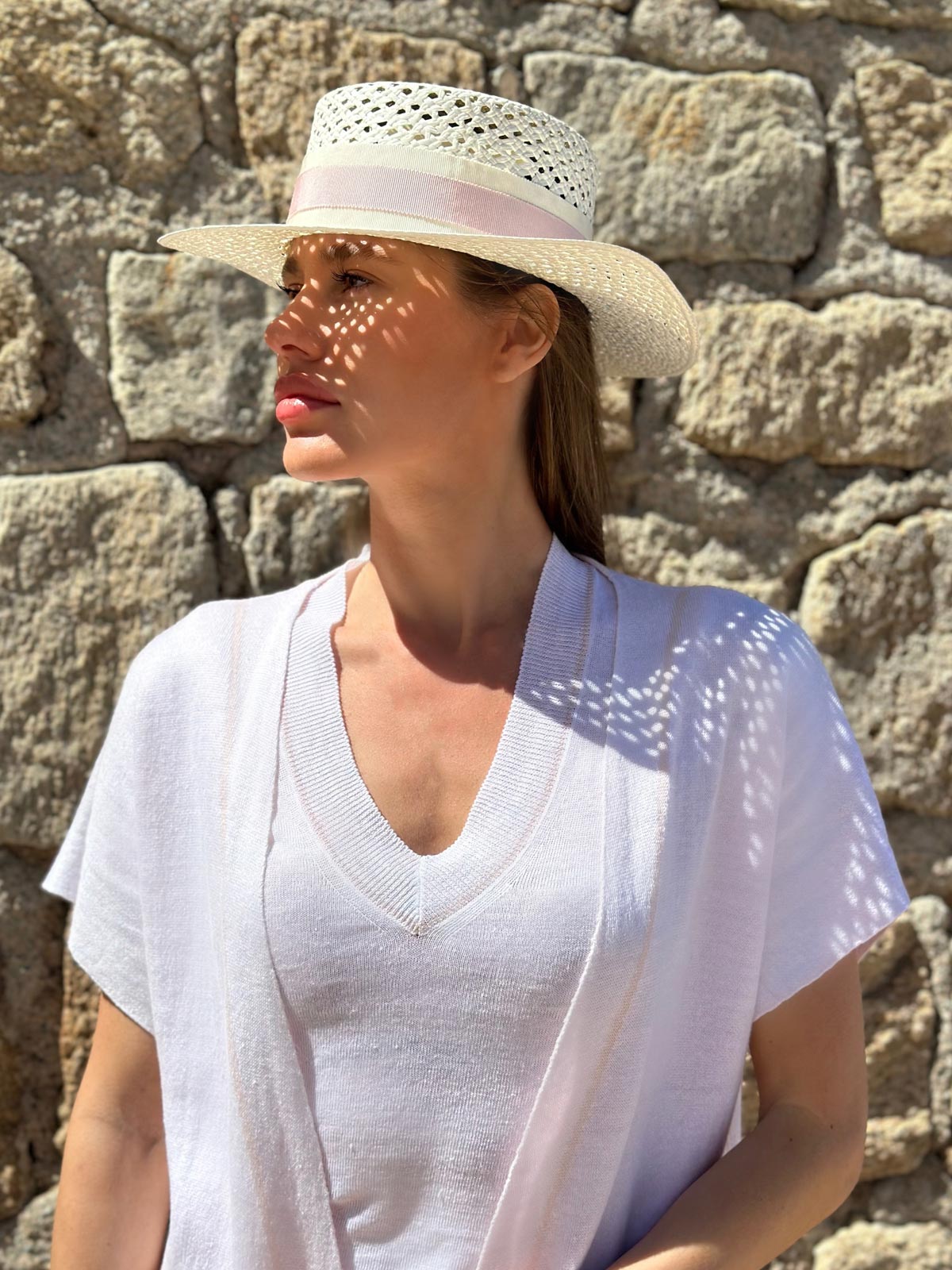Cocò Dentelle 100% Capri pink and white straw hat worn by model