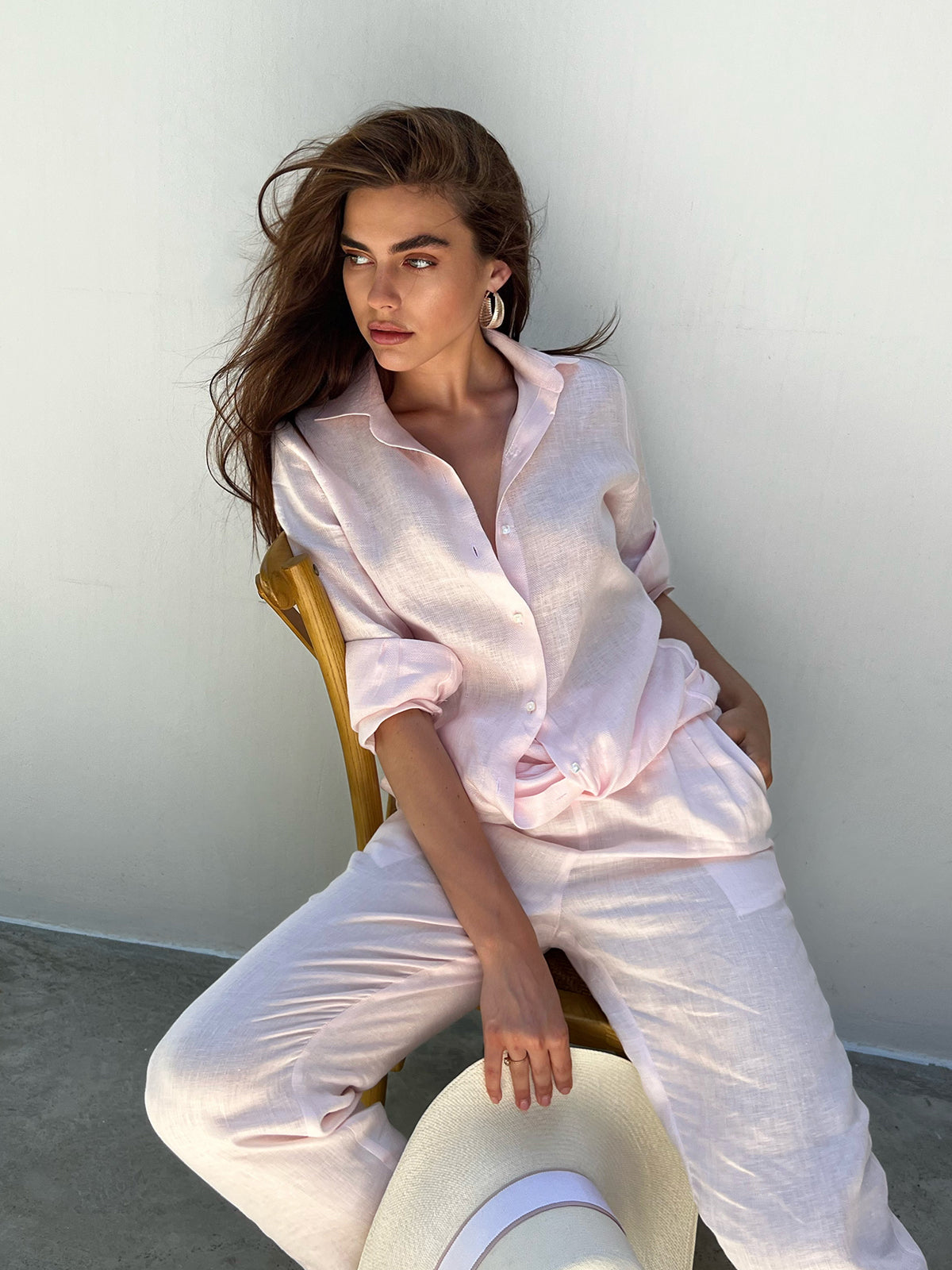 Camicia Chic Spigata 100% Capri pink linen shirt worn by model