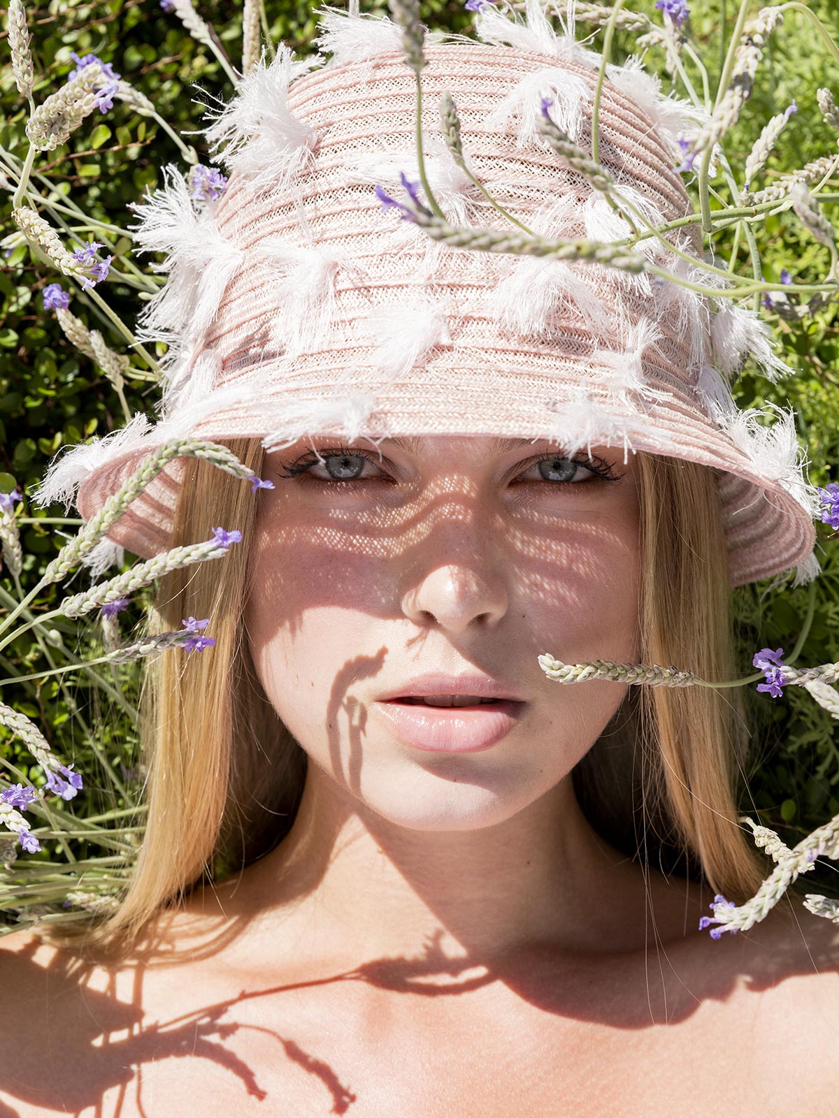 Cloche Bon Effiloche 100% Capri pink and white straw hat worn by model