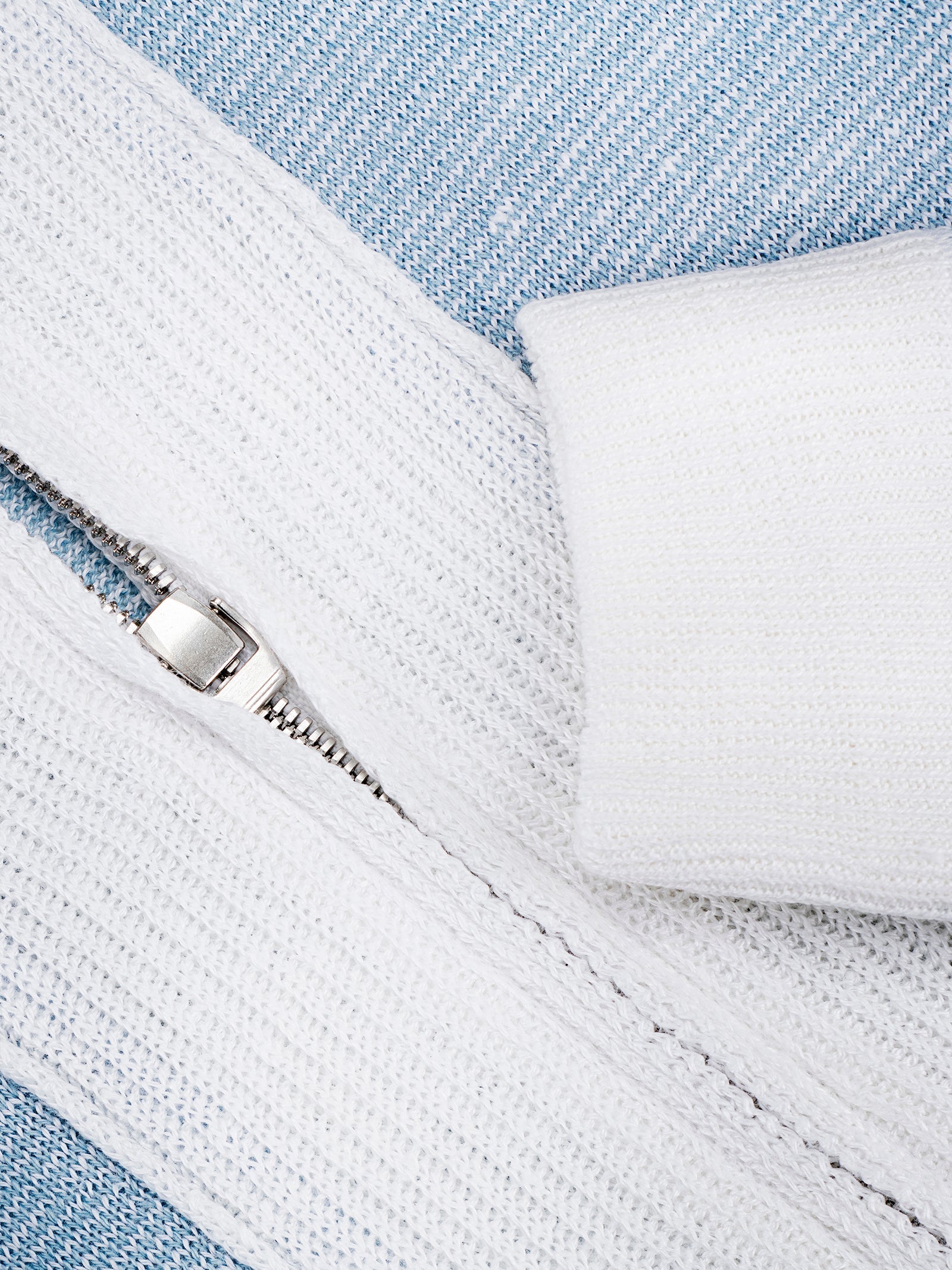 Cardigan Bordo Inglese 100% Capri jeans and white linen cardigan detail