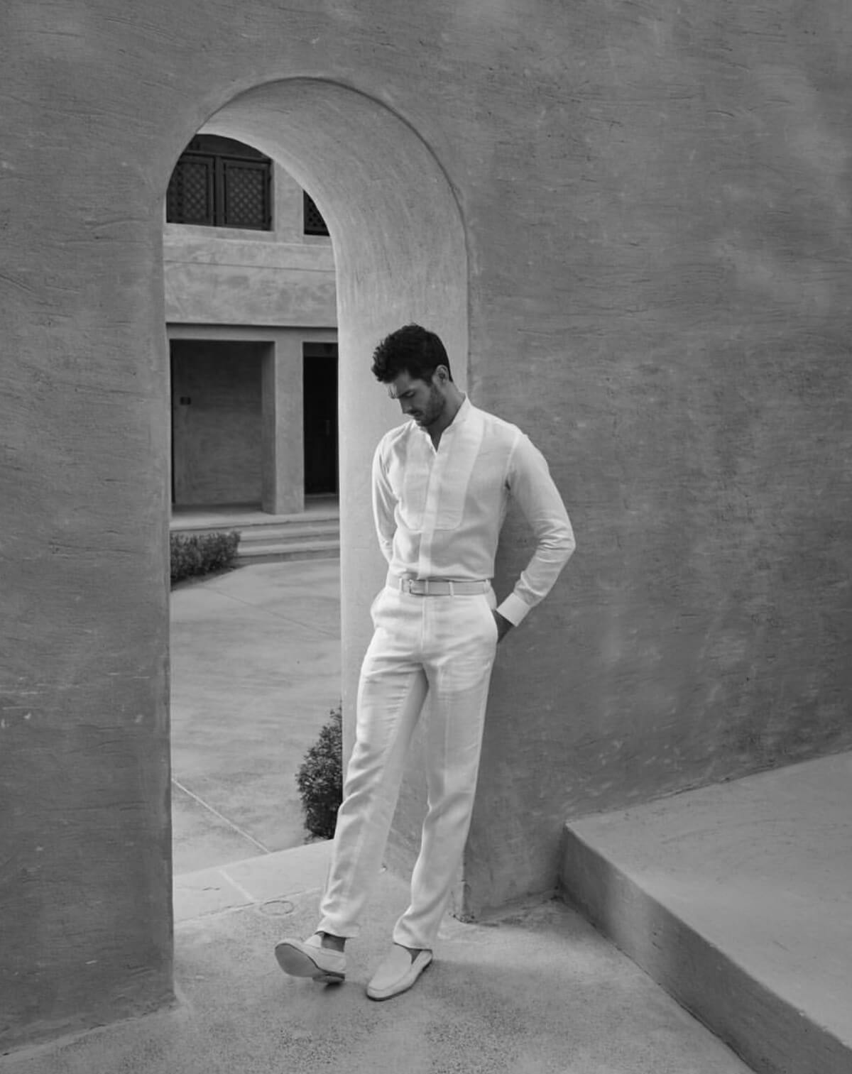 Pantalone Positano 100% Capri linen trouser worn by model