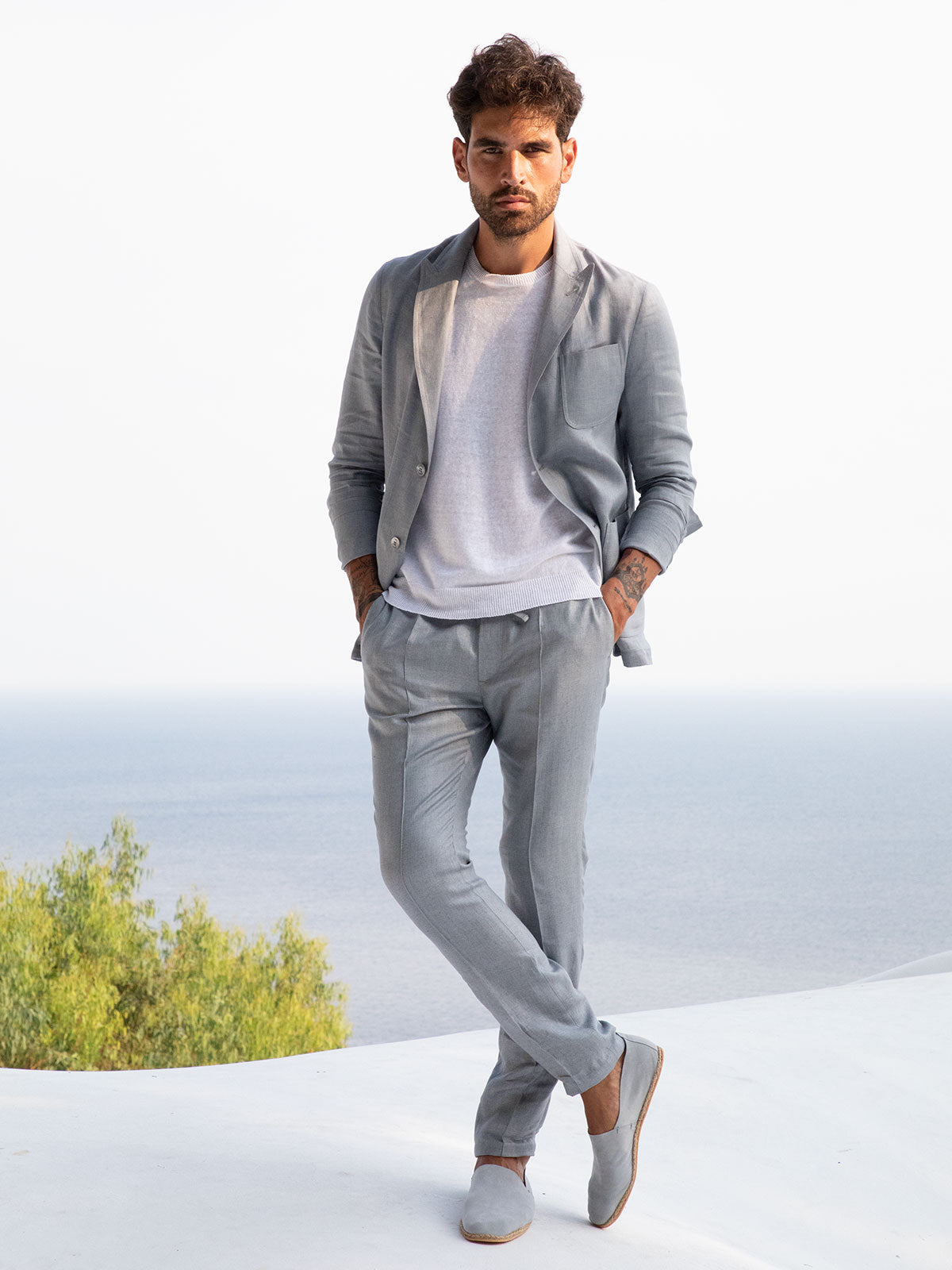 Malta Trouser Man 100 Capri Light Grey worn by model