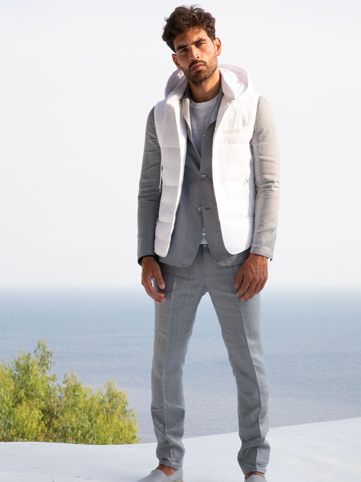pantalone malta 100% capri dark grey linen worn by model