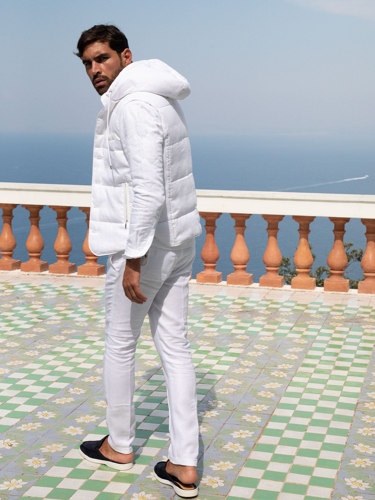 Pantalone Positano 100% Capri white linen trouser worn by model
