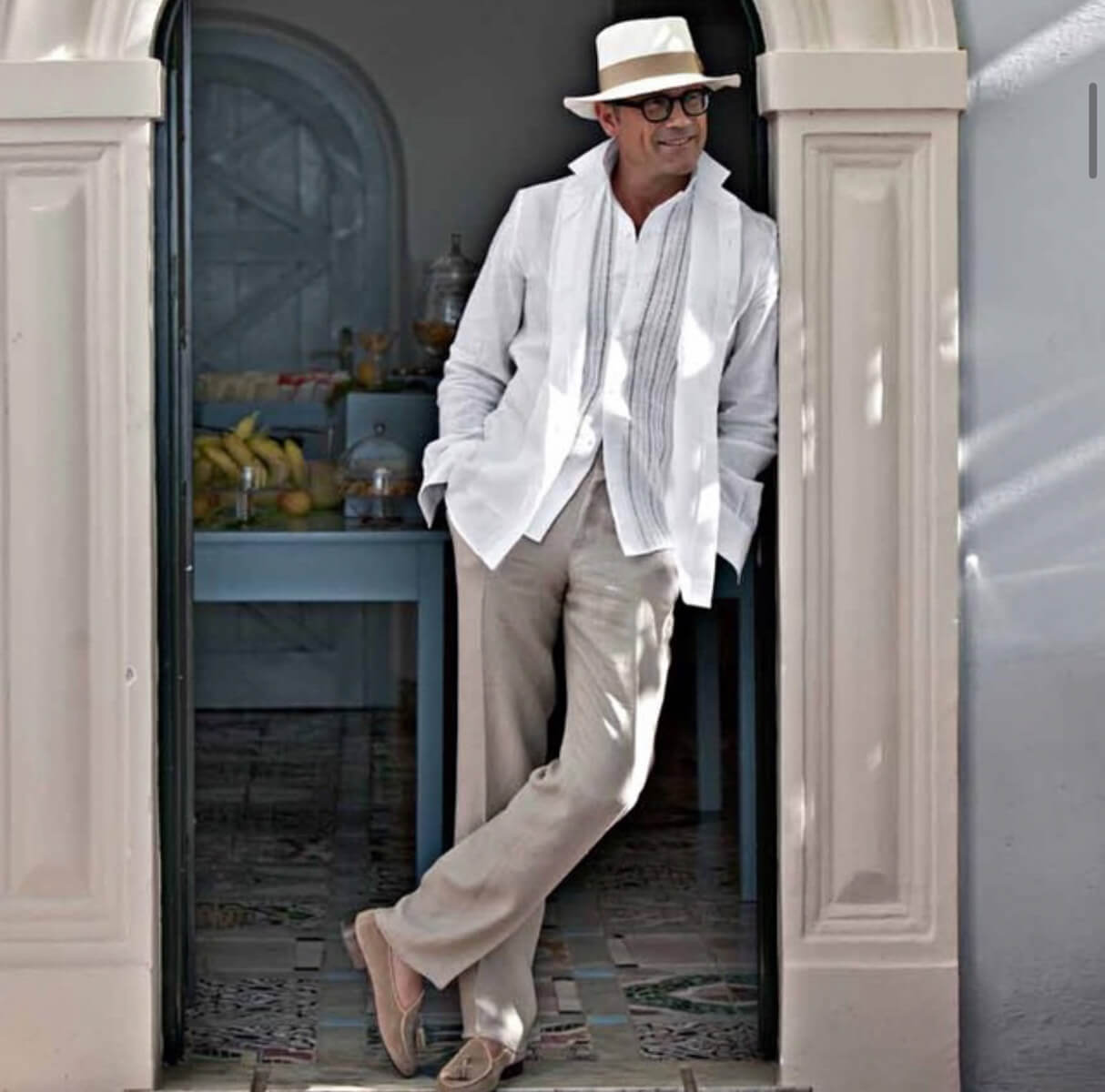 Pantalone Brezza 100% capri for man linen nut trouser worn by model